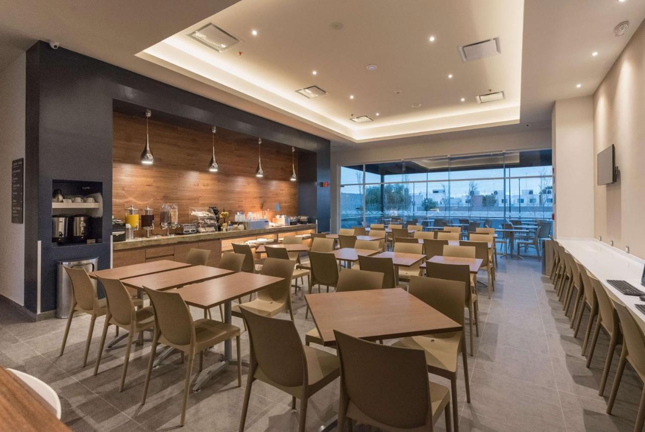 Microtel Inn & Suites By Wyndham Guadalajara Sur Palomar Екстер'єр фото